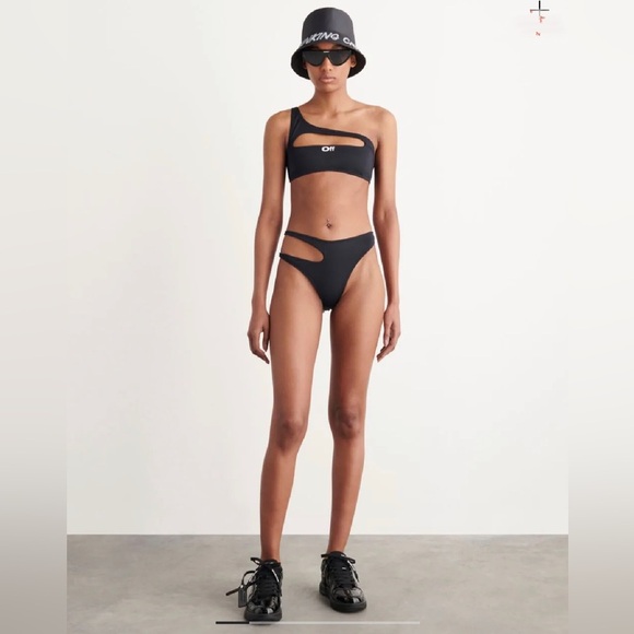 OFF-WHITE Cut Out Bikini Set
Black cut out with OFF stamp in white at front - Picture 6 of 6